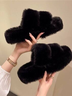 Last pair size 40 New Black Faux Fur Slide Sandals